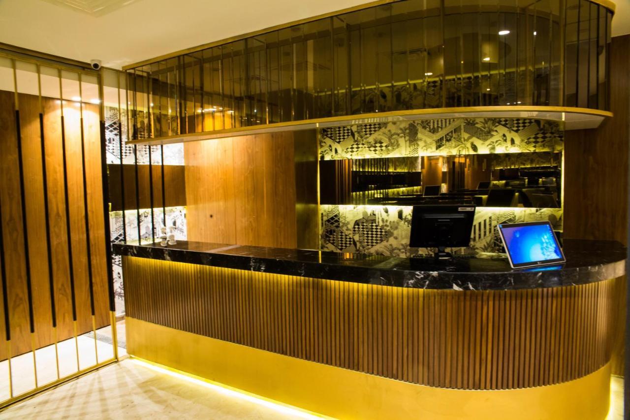 Pyramisa Suites Hotel Cairo Giza Eksteriør bilde Reception desk