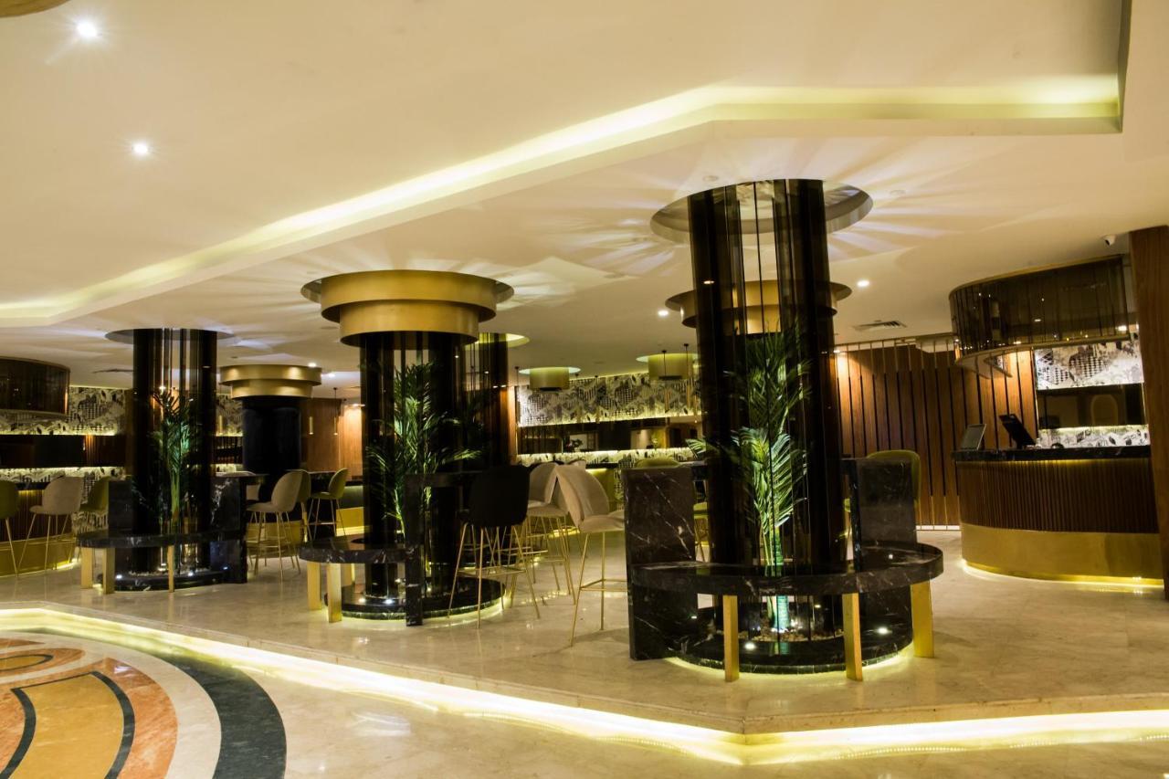 Pyramisa Suites Hotel Cairo Giza Eksteriør bilde The lobby of the hotel