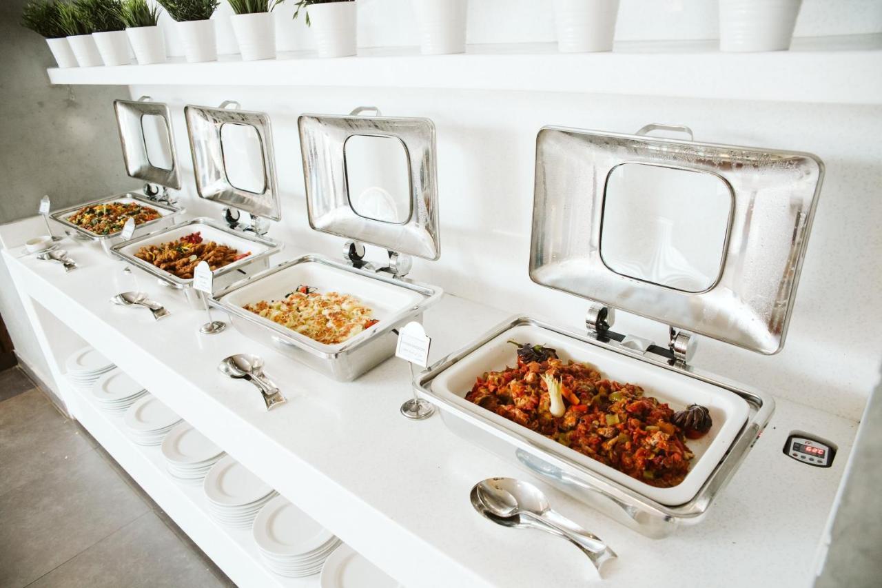 Pyramisa Suites Hotel Cairo Giza Eksteriør bilde Buffet at a luxury hotel