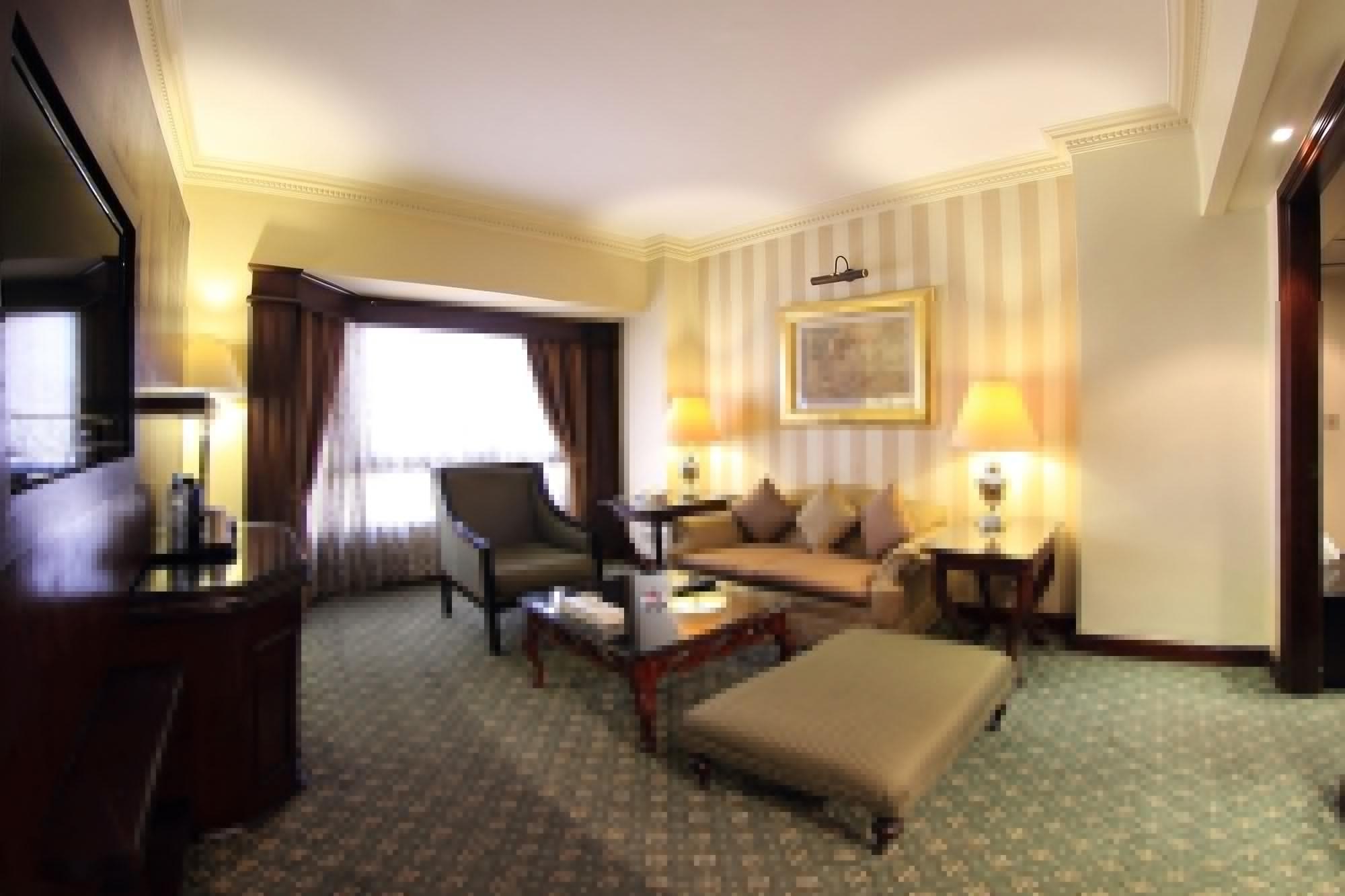 Pyramisa Suites Hotel Cairo Giza Eksteriør bilde A room at the hotel