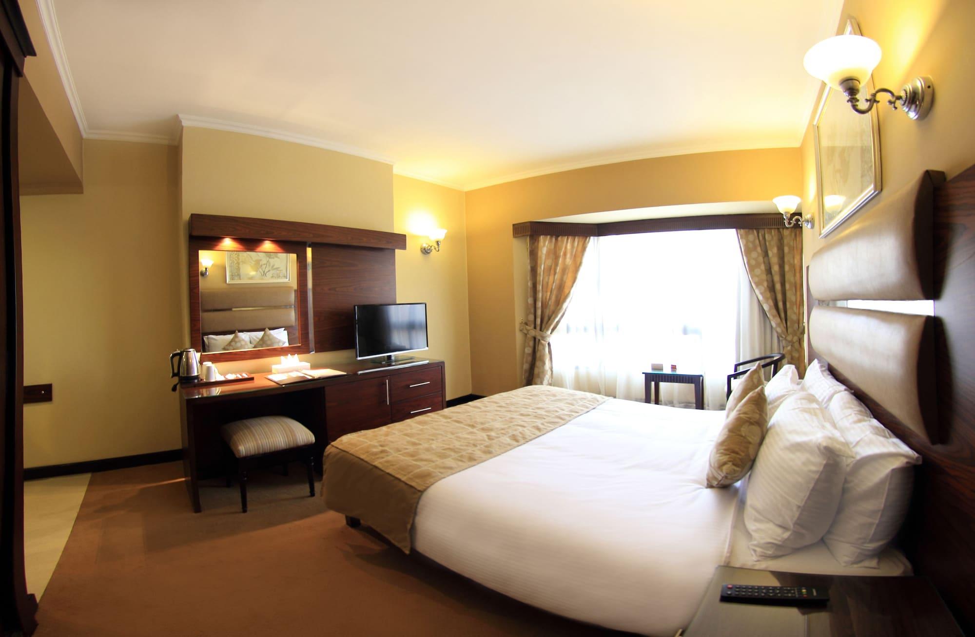 Pyramisa Suites Hotel Cairo Giza Eksteriør bilde A room at the hotel