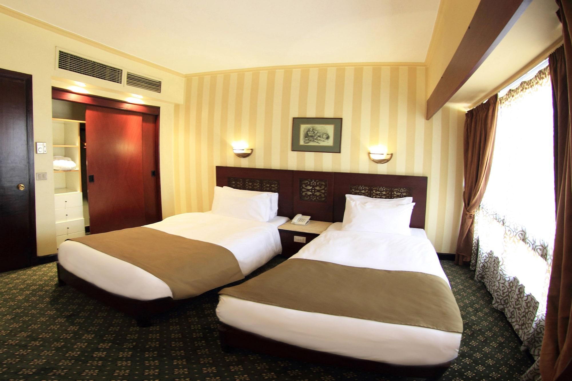 Pyramisa Suites Hotel Cairo Giza Eksteriør bilde A room at the hotel