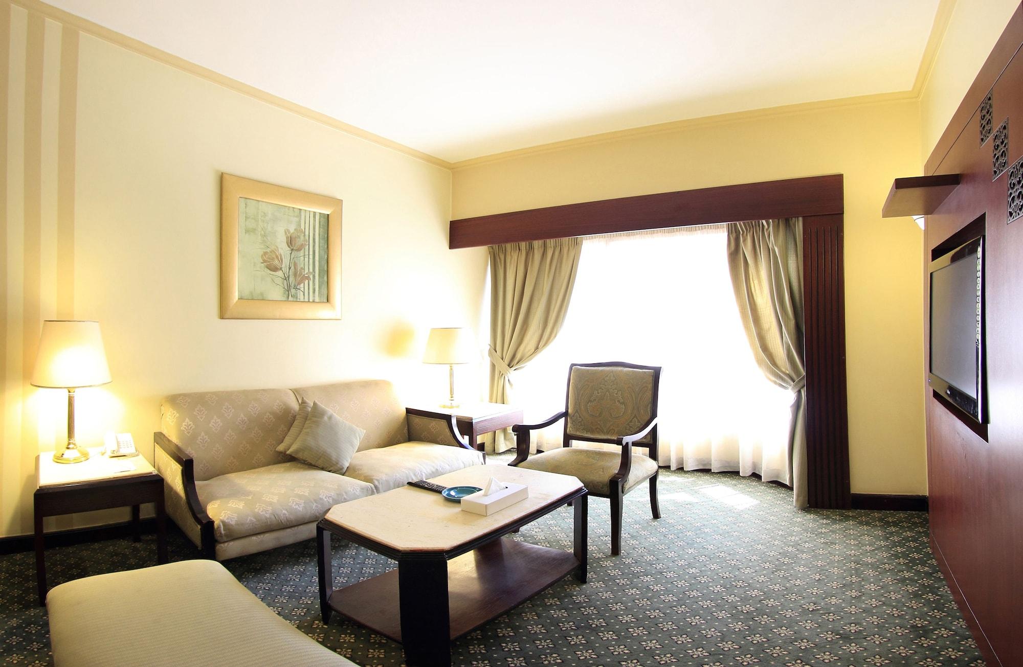 Pyramisa Suites Hotel Cairo Giza Eksteriør bilde A room at the hotel