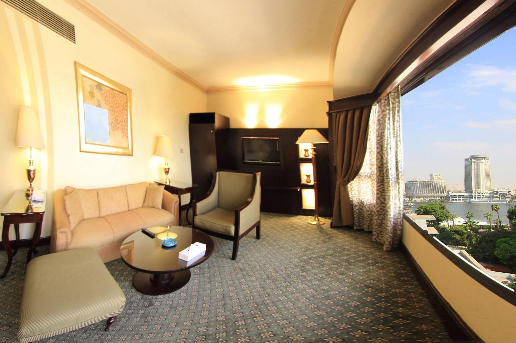 Pyramisa Suites Hotel Cairo Giza Eksteriør bilde A room at the hotel