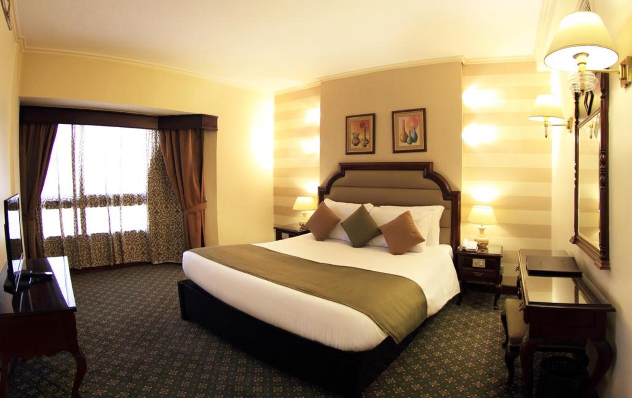 Pyramisa Suites Hotel Cairo Giza Eksteriør bilde A room at the hotel