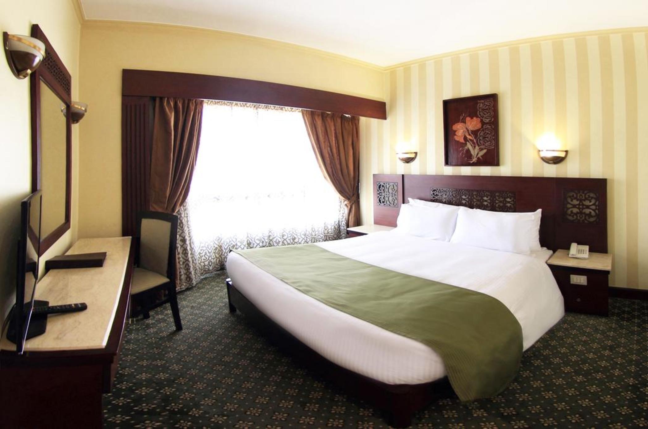 Pyramisa Suites Hotel Cairo Giza Eksteriør bilde A room at the hotel