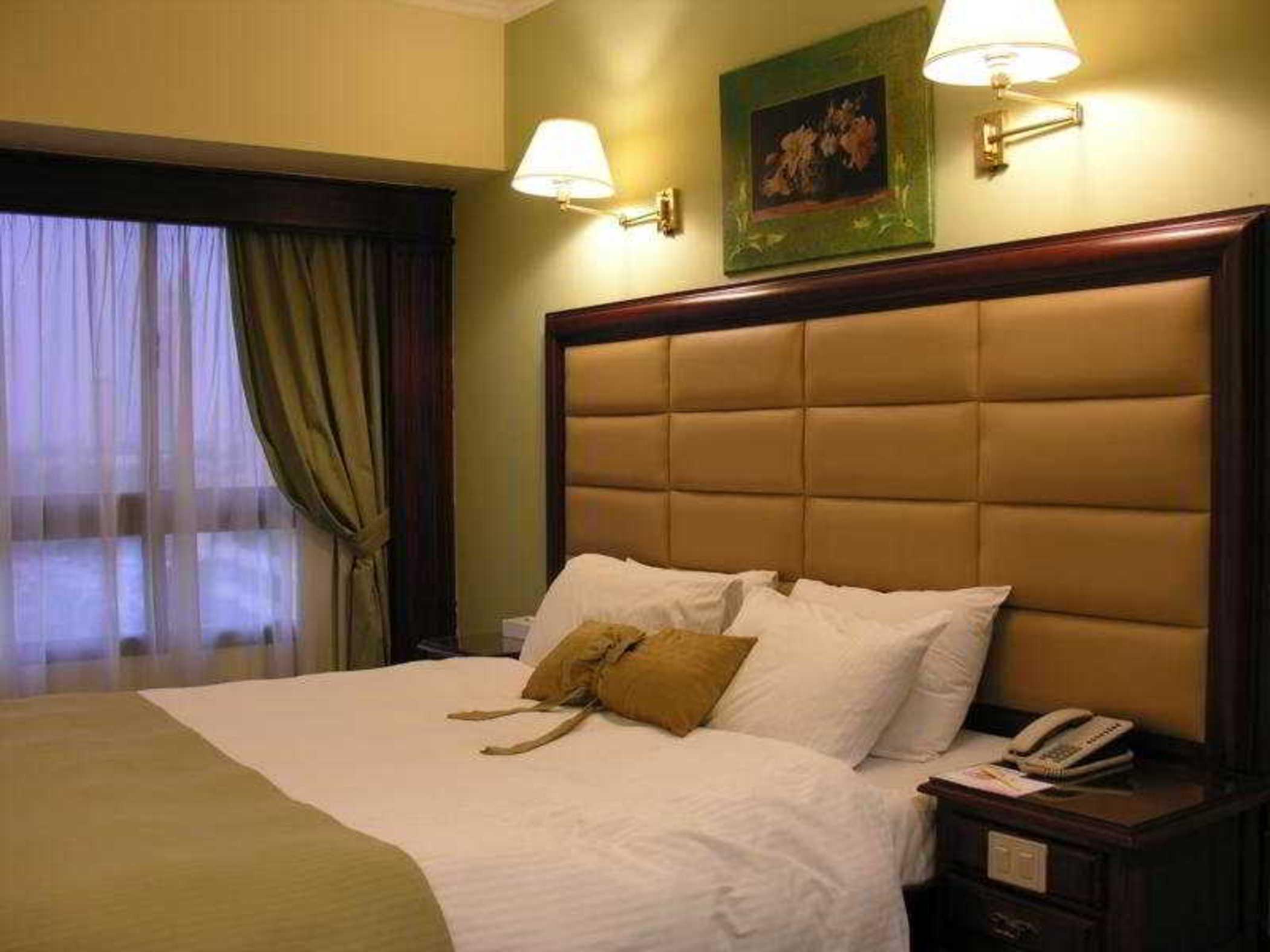 Pyramisa Suites Hotel Cairo Giza Eksteriør bilde A room at the hotel