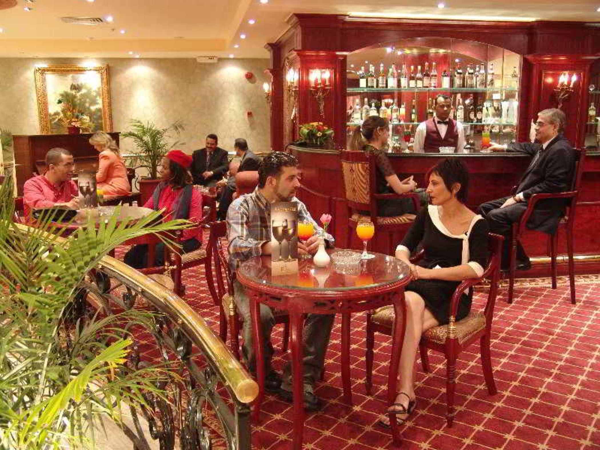Pyramisa Suites Hotel Cairo Giza Eksteriør bilde The restaurant