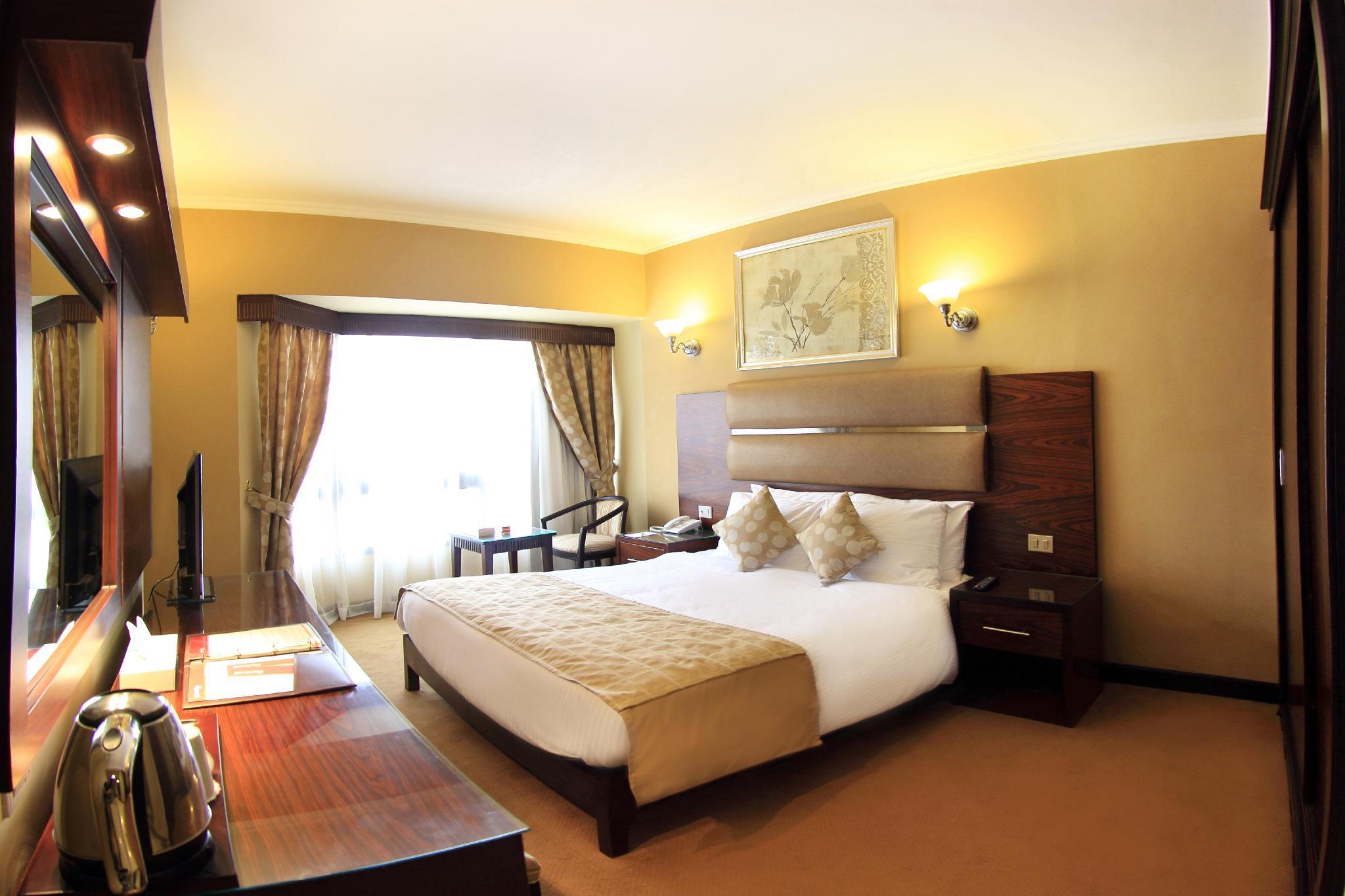 Pyramisa Suites Hotel Cairo Giza Eksteriør bilde A room at the hotel
