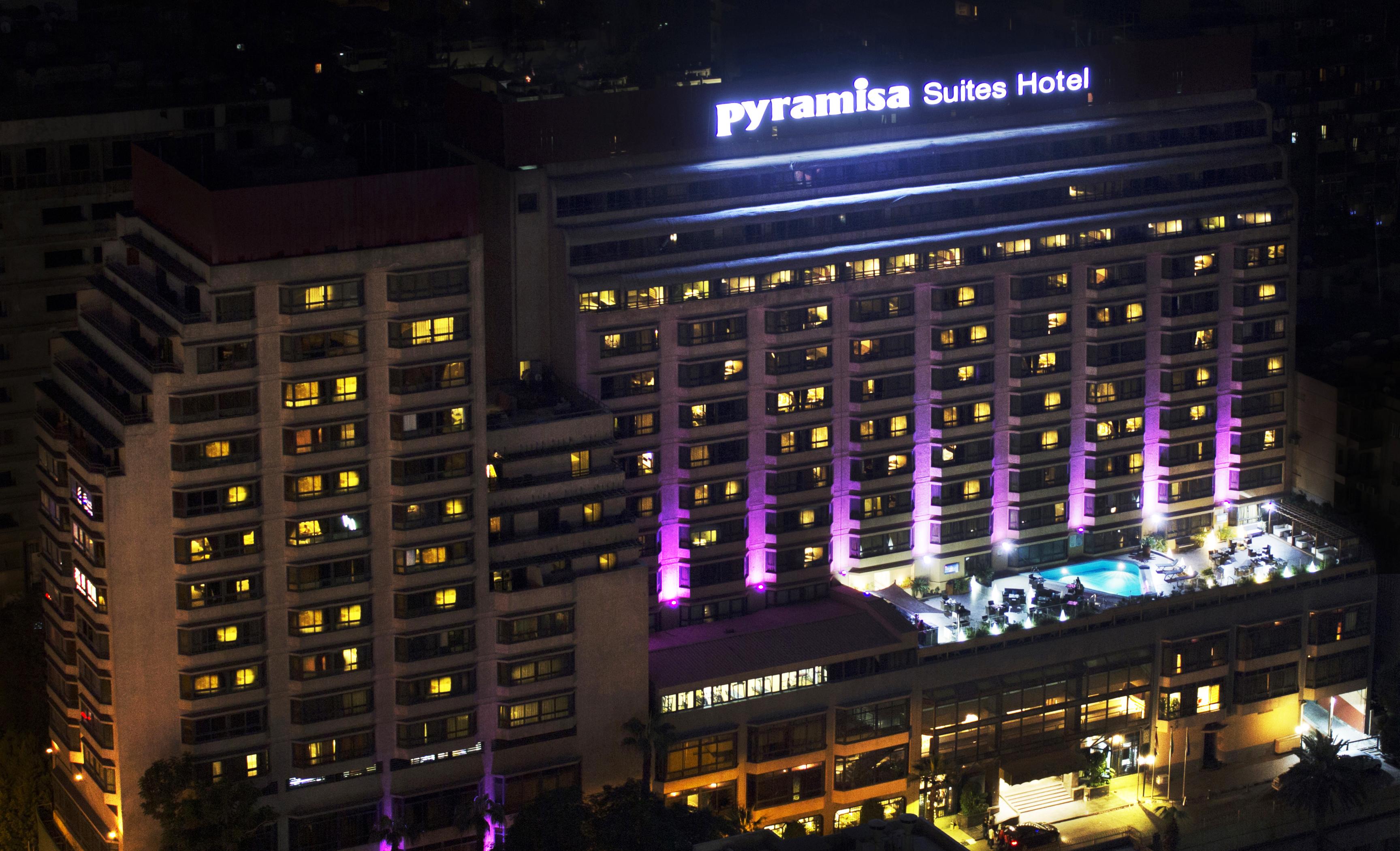 Pyramisa Suites Hotel Cairo Giza Eksteriør bilde The hotel at night