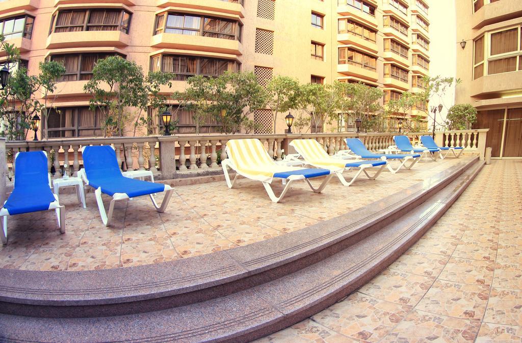 Pyramisa Suites Hotel Cairo Giza Eksteriør bilde A balcony of a modern apartment in Dubai