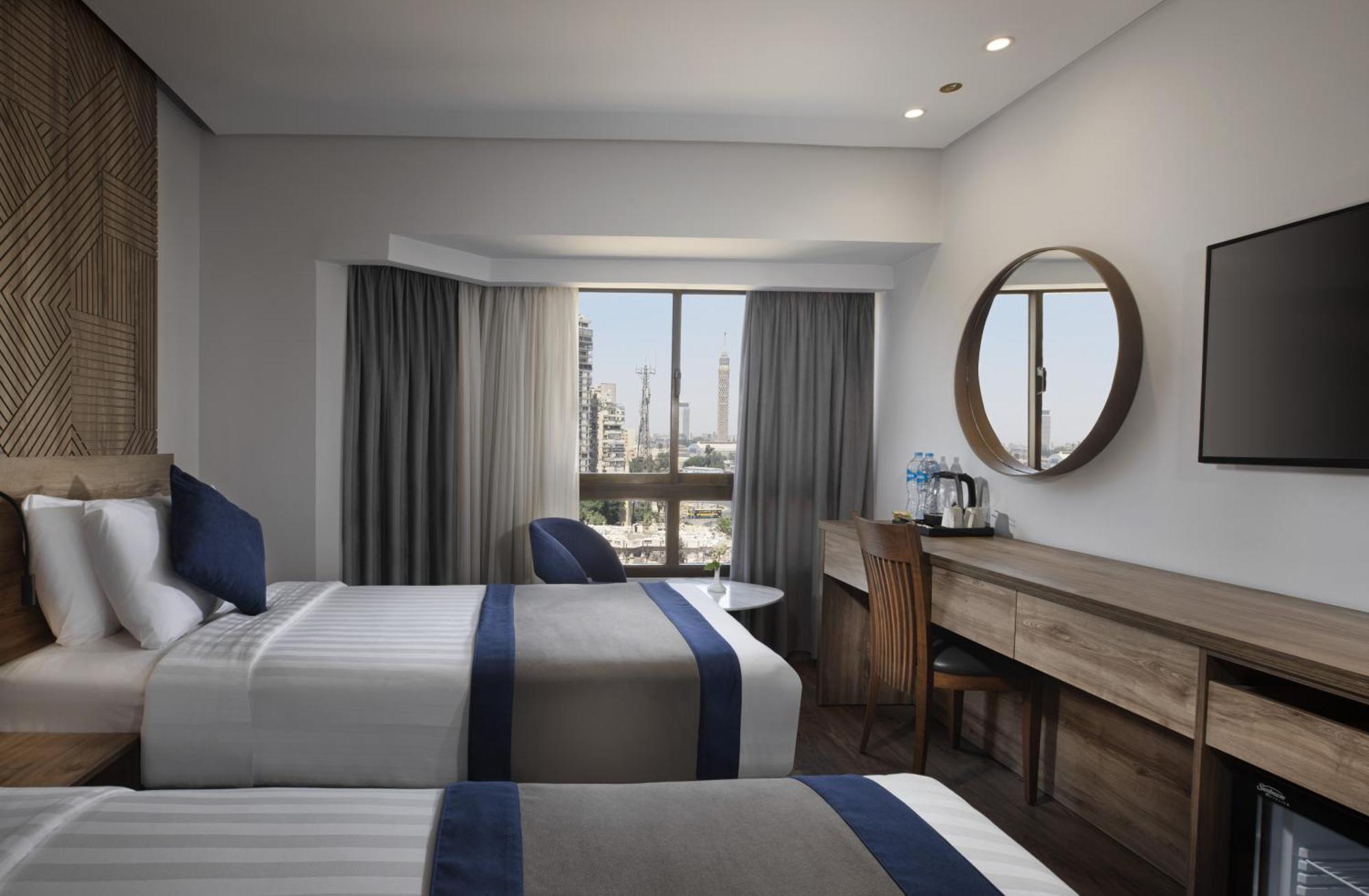 Pyramisa Suites Hotel Cairo Giza Eksteriør bilde A room at the hotel