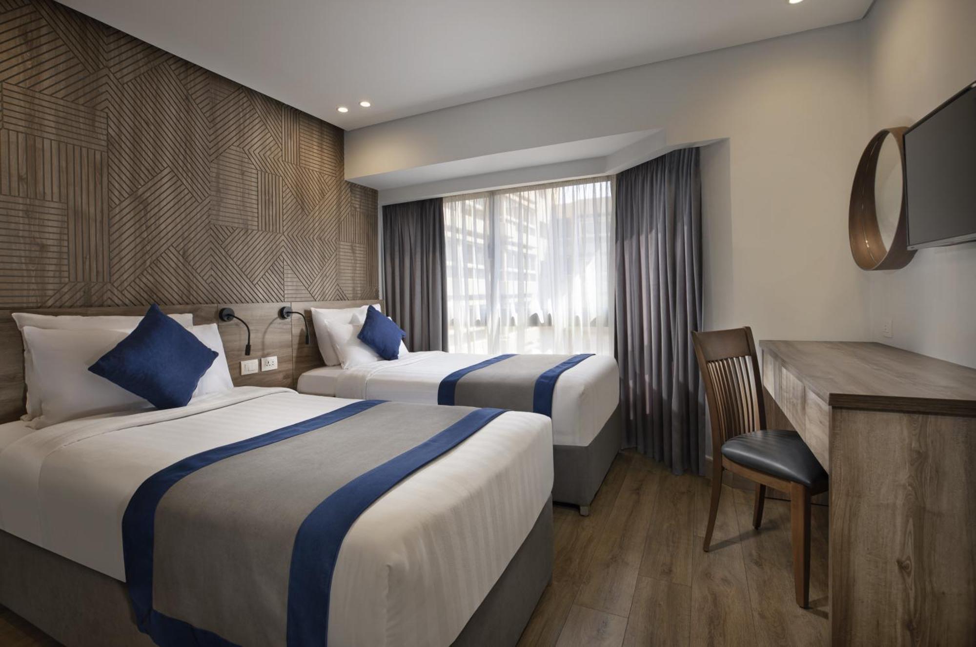 Pyramisa Suites Hotel Cairo Giza Eksteriør bilde A room at the hotel