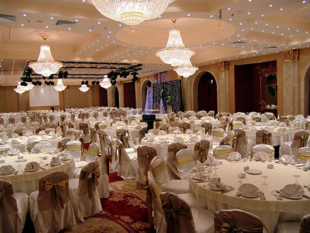 Pyramisa Suites Hotel Cairo Giza Eksteriør bilde The ballroom at the hotel