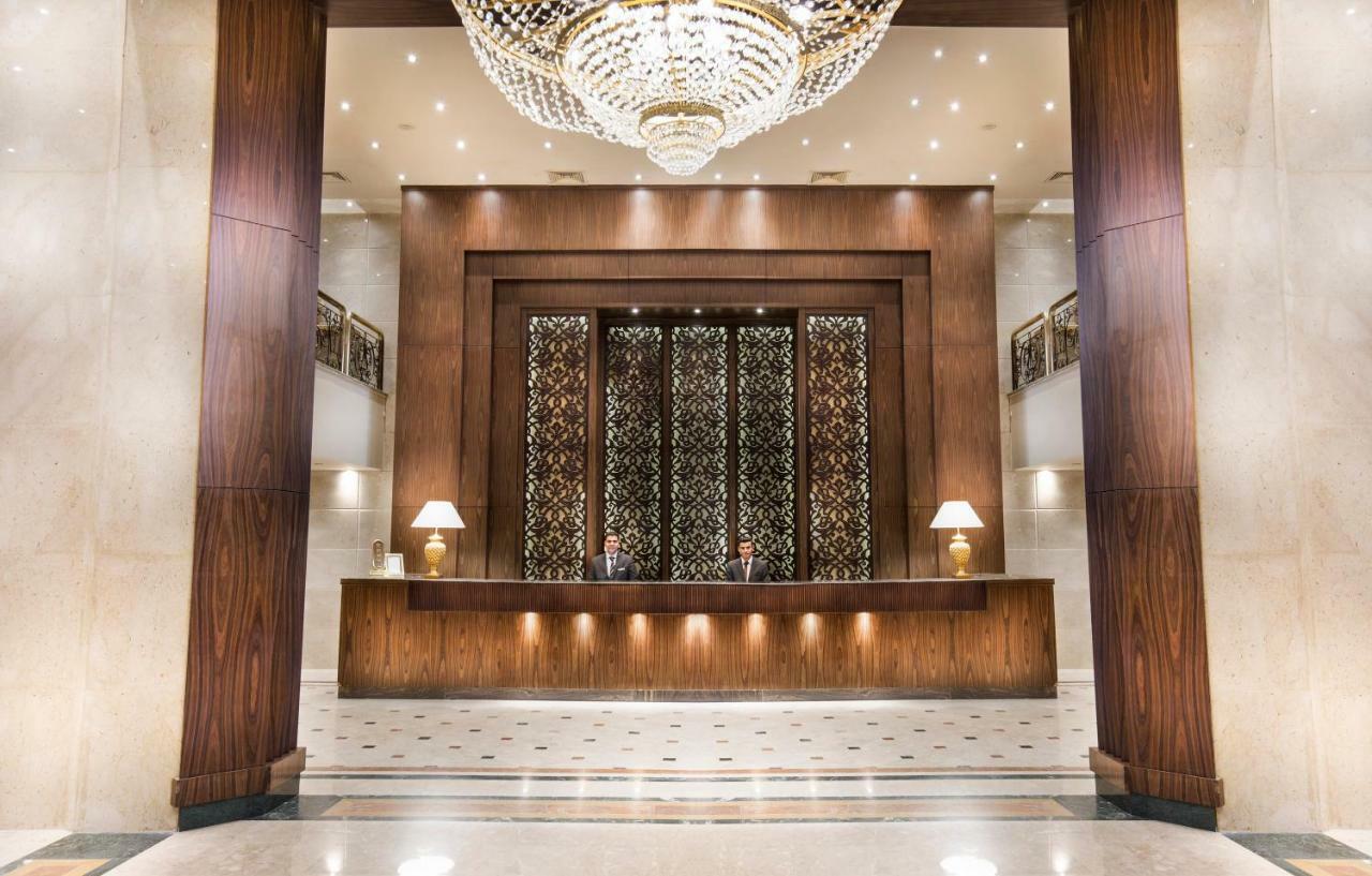 Pyramisa Suites Hotel Cairo Giza Eksteriør bilde Reception desk